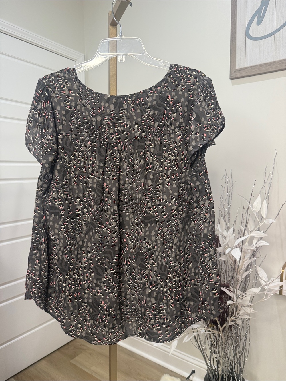Women's V‑Neck Flutter Sleeve Blouse in Charcoal Animal Print - Picture 3 of 3